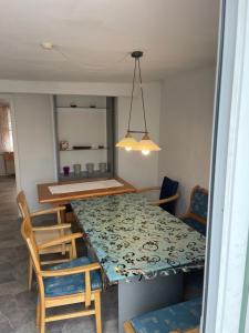 una sala da pranzo con tavolo e sedie e una sala da pranzo di Haus Dambacher - Arbeiter-Monteurzimmer a Nürtingen