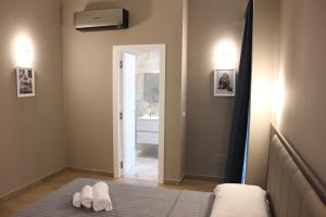 um quarto com uma cama com toalhas brancas em Sunset Guest House em Reggio di Calabria