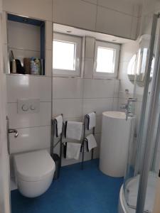 ein Bad mit einem WC und einem Waschbecken in der Unterkunft Fewo Sartorius in Bensheim