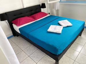 Una cama con dos toallas encima. en Villa de 2 chambres avec vue sur la mer piscine privee et jacuzzi a Saint Pierre a 1 km de la plage, en Saint-Pierre