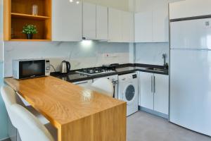 Virtuvė arba virtuvėlė apgyvendinimo įstaigoje Caesar Blue Seaside Luxury Apartments