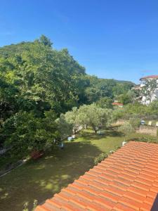 una vista aérea de un patio con árboles y un techo en Exohi apartments en Vrasná