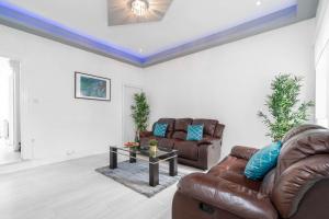 a living room with two couches and a coffee table at Large 5 Bedroom Edgbaston Townhouse - 10 Guests - Free WIFI, Netflix & On street Parking - 974P in Birmingham