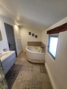 Un baño con bañera, inodoro y lavabo. en Les Pagnons, en Velleron 19 fotos más