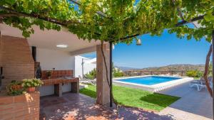 een afbeelding van een huis met een zwembad bij Casa Los Limones El Borge by Ruralidays in Borge