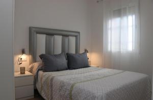 Posteľ alebo postele v izbe v ubytovaní Apartamento en Conil con piscina