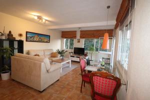 un soggiorno con divano e tavolo di Casa Home Golf Playa a Mijas Costa