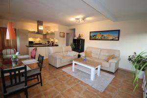 un soggiorno con divano e tavolo di Casa Home Golf Playa a Mijas Costa
