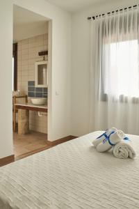 Argés的住宿－Casas rurales El Aljibe, lavanda，一间卧室配有带毛巾的床