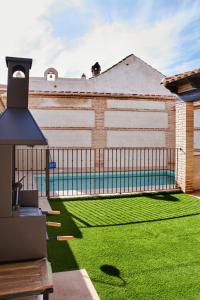 a yard with a fence and a swimming pool at Casas rurales El Aljibe, lavanda in Argés