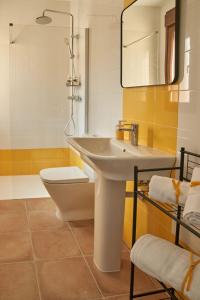 Argés的住宿－Casas rurales El Aljibe, lavanda，一间带水槽、卫生间和镜子的浴室