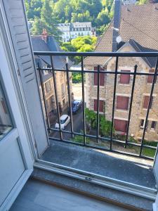 an open window with a view of a street at Appartement confortable à La Bourboule, 64 m², balcons agréables in La Bourboule