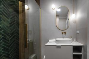 een badkamer met een wastafel, een spiegel en een douche bij Krynica Apartamenty - Apartament z sypiąlnią i parkingiem Cicha 18 in Krynica Zdrój