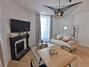 - un salon avec un canapé et une cheminée dans l'établissement Nouveau - Cocoon & Erdre, à Nantes