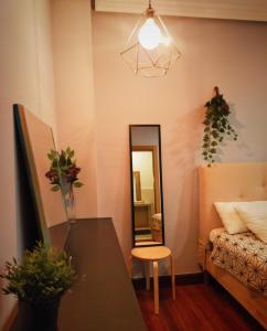 ベルメオにあるCasa Rural Asitxoのテーブル、ベッド、鏡が備わる客室です。