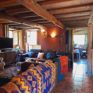 salon z kanapą i telewizorem w obiekcie A Pontiga I Casa Rural w mieście Mezonzo +37 zdjęć