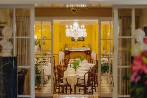 كينتا دا بيلا فيستا في فونشال: غرفة طعام مع طاولة وكراسي وثريا