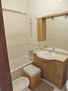 ein Badezimmer mit einem Waschbecken, einem WC und einem Spiegel in der Unterkunft Be Local - Apartment with 2 bedrooms in Infantado in Loures in Loures