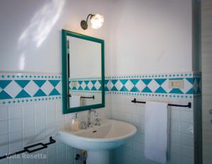 een badkamer met een wastafel en een spiegel bij VILLA ROSETTA ampi spazi esterni WIFI FREE in Trabia