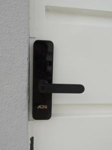 a black door handle on a white door at Porto Residence in Vitória da Conquista