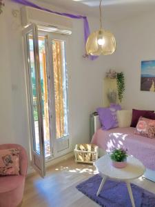 een woonkamer met een bank en een tafel bij Villa Marga in Jelsa