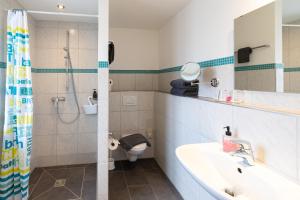 Koupelna v ubytování Hotel DAH-Inn + 35 fotografií