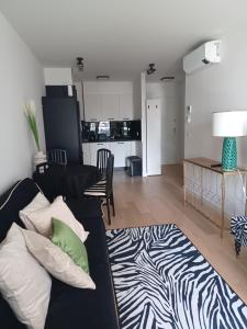 uma sala de estar com um sofá e um tapete de estampa de zebra em Apartment Gabi em Zadar