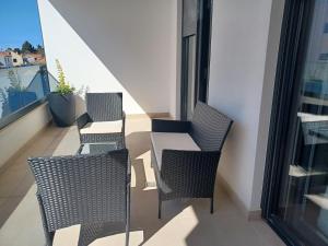 três cadeiras e uma mesa numa varanda em Apartment Gabi em Zadar
