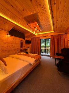 una camera con due letti in una stanza con soffitti in legno di Özden Bungalow a Çamlıhemşin
