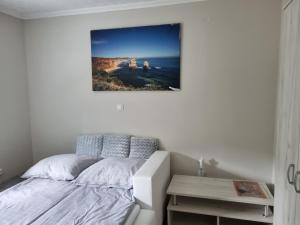 Dormitorio blanco con cama y mesa en Apartman Ćurčić, en Vrdnik