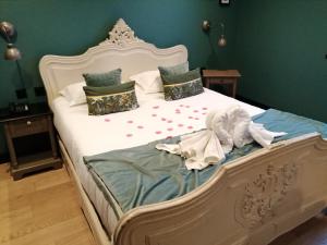 a bedroom with a bed with a white bedspread and pillows at Be Cottage Hotel in Le Touquet-Paris-Plage