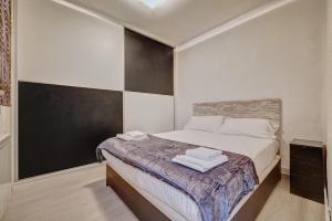 um quarto com uma cama com duas toalhas em La Ciudadela by Clabao em Pamplona