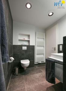Un baño con inodoro, lavabo y bañera. en Haus Oldenburg Ferienwohnung 7, en Wangerooge 26 fotos más