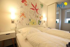 Postelja oz. postelje v sobi nastanitve Bootshaus in den Duenen - 1 Ferienwohnung "Unter Fischen"