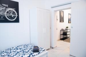 een slaapkamer met witte muren en een bed in een kamer bij Apartment Hafenarbeiter in Bremerhaven