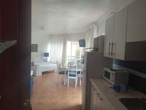 uma cozinha com uma mesa e uma cozinha com uma sala de jantar em Appartamento Martinic Juan Dolio fronte mare em Juan Dolio