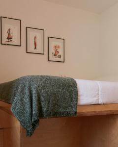 a green blanket sitting on top of a wooden table at Quinta da Quinhas in Vila Praia de Âncora