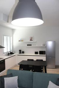 ナフプリオにあるBrand new in-town apartmentの青いソファとキッチンのあるリビングルーム