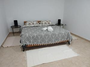 - une chambre avec un lit et 2 serviettes dans l'établissement cozy apartment, à La Marsa
