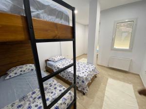 Ce lit se trouve dans un dortoir doté de lits superposés. dans l'établissement cozy apartment, à La Marsa