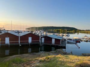 uma marina com um monte de barcos na água em Hamnstuga i Hästholmens småbåtshamn em Ödeshög