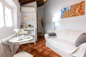 sala de estar con sofá blanco y mesa en Granada FreshApartments by Bossh! Apartments, en Málaga