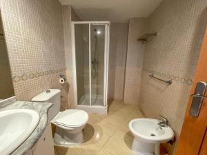 アルコセブレにあるApartamentos Marcomar 3000のバスルーム(トイレ、洗面台、シャワー付)