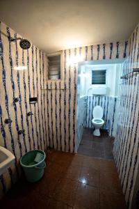 uma casa de banho com um WC e um lavatório em Tranquil Homestay em Mangalore
