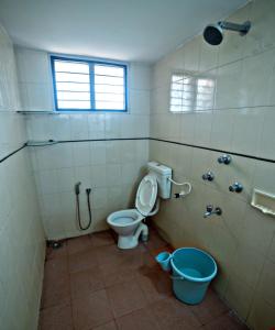 uma casa de banho com um WC e um balde em Tranquil Homestay em Mangalore