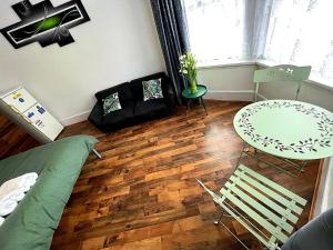 un soggiorno con divano e tavolo di WoodGreen house a Londra