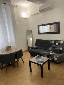 een woonkamer met een bank en een tafel bij Appartement la Marseillaise in Marseille