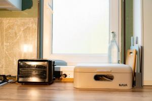 eine Mikrowelle und ein Toaster auf einem Küchenboden in der Unterkunft Evergreen Hostel in Almaty
