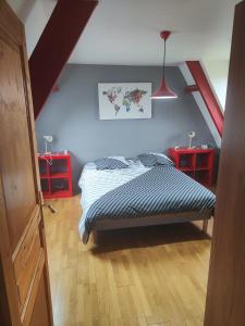 1 dormitorio con 1 cama y 2 armarios rojos en Gîtes les Deux Vallées, 