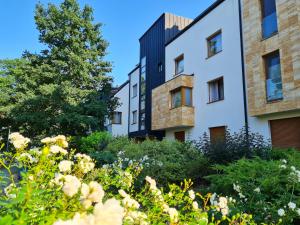 szereg budynków apartamentowych z drzewami na pierwszym planie w obiekcie visit baltic - Rezydencja Sienkiewicza Loft przy plaży w Świnoujściu